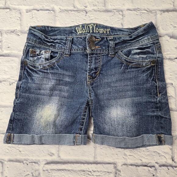 Wallflower Women's Denim Shorts Cuffed Distressed Whiskering Stretch size 7 - Picture 1 of 11